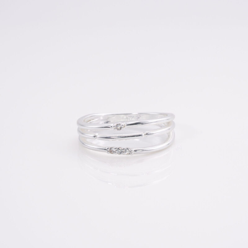 Anillo Triple Linea Semi Grueso Una con 3 Circonitas y otra con 1 Circonita T.19,5