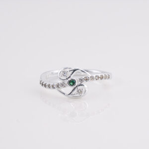 Anillo Linea Ondulada Centro Con Circonitas Blanca y Centro Verde, Costados Hoja T.17,5
