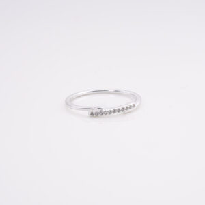 Anillo Plano Unido por un pequeño cintillo de Circonitas T. 20