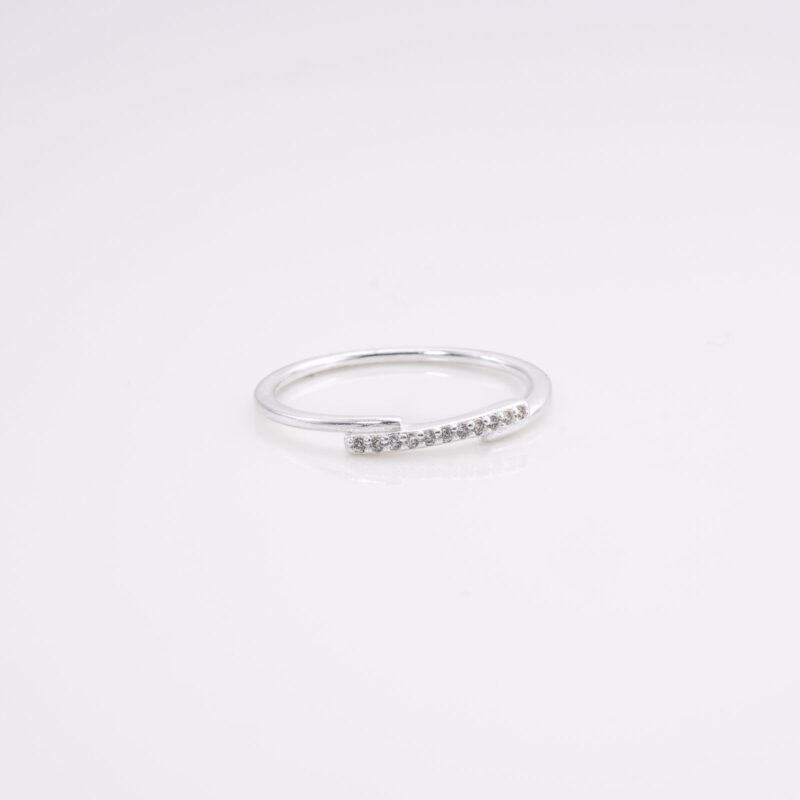 Anillo Plano Unido por un pequeño cintillo de Circonitas T. 20