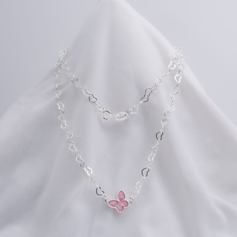 Collar corazones unidos planos, mariposa centro rosado 50cms