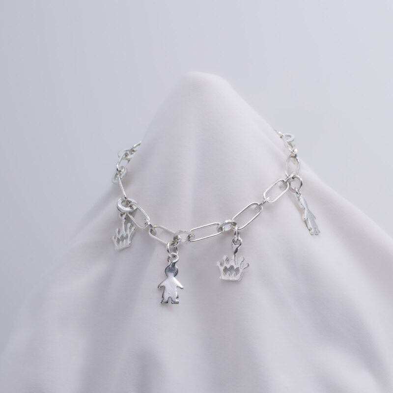 Pulsera Con Dijes de Niños y Coronas Ajustable